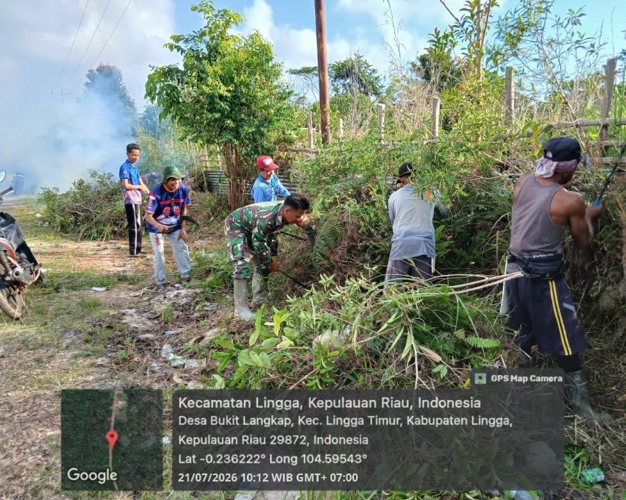 Babinsa Koramil 05/Daik Bantu Warga Bangun Rumah, Wujudkan Kedekatan TNI dengan Masyarakat