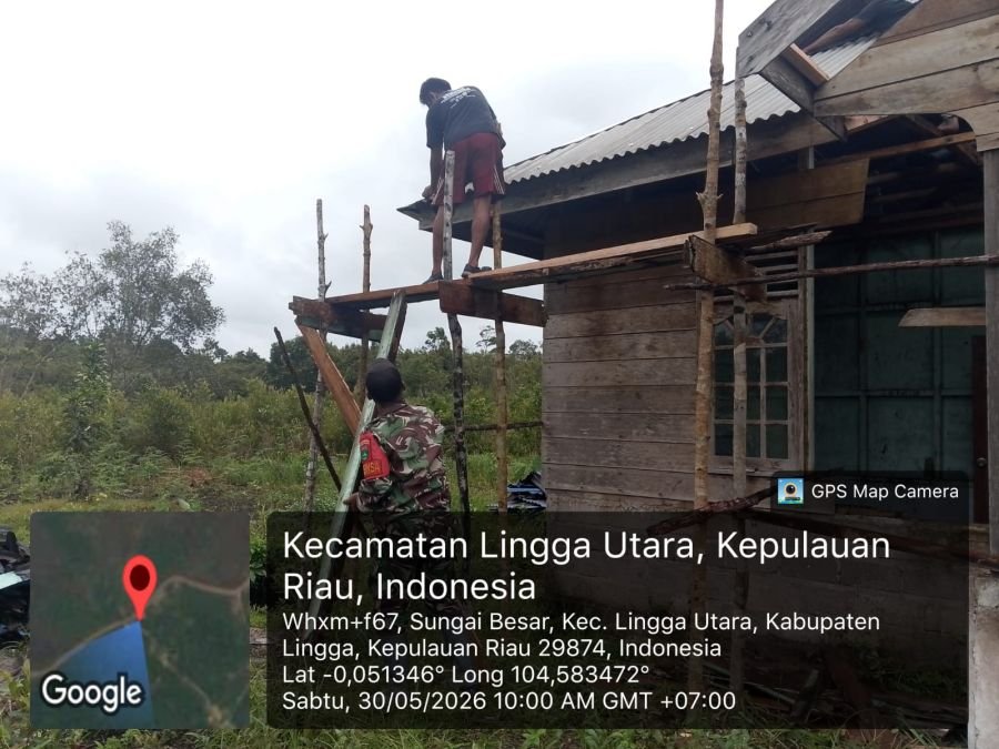 Babinsa Koramil 05/Daik Bantu Warga Renovasi Rumah di Desa Sungai Besar, Wujud Nyata Kepedulian TNI