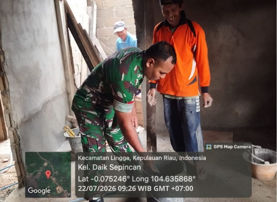 Babinsa Koramil 05/Daik Bantu Warga Renovasi Dapur Rumah, Wujud Nyata Kedekatan TNI dengan Masyaraka