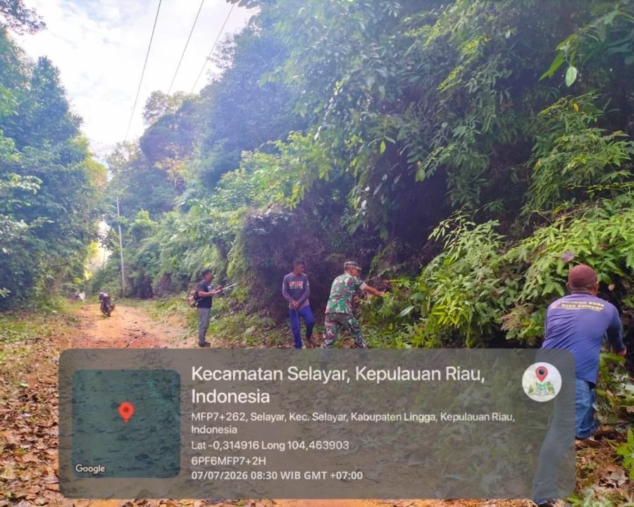 Babinsa Koramil 05/Daik Bersama Kades dan Warga Gotong Royong Bersihkan Jalan Utama Menuju Kampung T