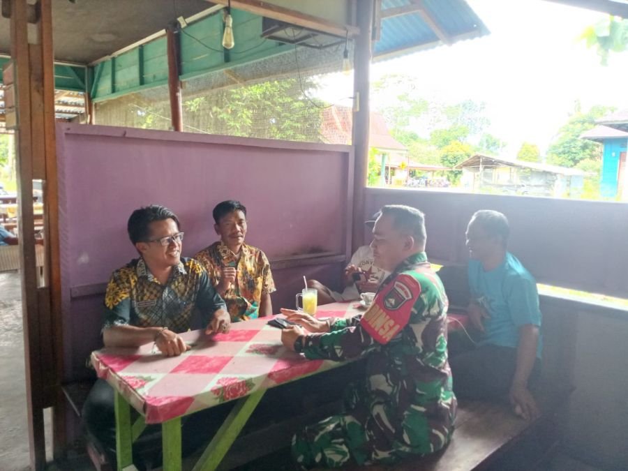 Babinsa Koramil 05/Daik Bersama Perangkat Kelurahan Daik Ajak Warga Kibarkan Bendera Merah Putih