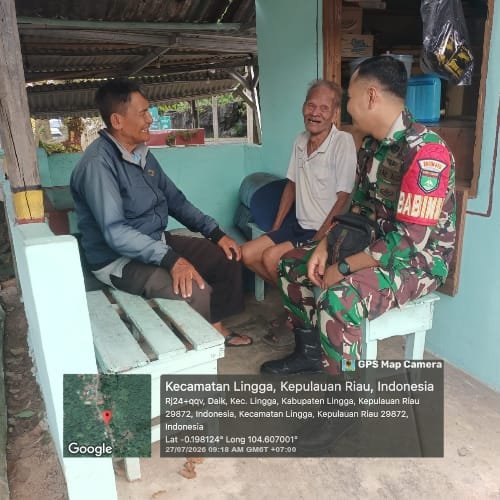 Babinsa Koramil 05/Daik Bersama RT/RW Ajak Warga Kelurahan Daik Jaga Kebersihan Lingkungan