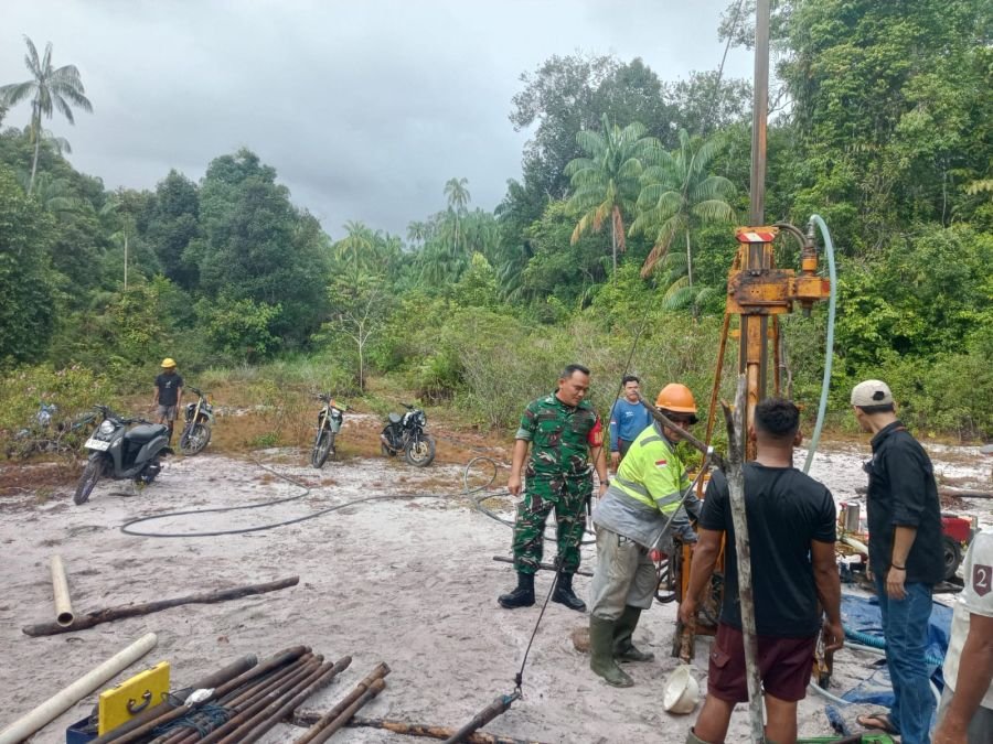 Babinsa Koramil 05/Daik Bersama Warga Gotong Royong Cari Sumber Air untuk Pembangunan Sumur Bor di D
