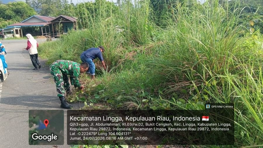Babinsa Koramil 05/Daik Bersama Warga Gelar Gotong Royong Jumat Bersih di Desa Merawang