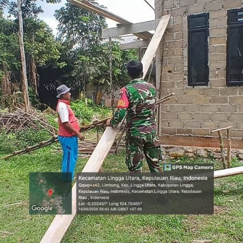 Babinsa Koramil 05/Daik Bersama Warga Gotong Royong Perbaiki Kantor PAUD Setia Hati Desa Limbung