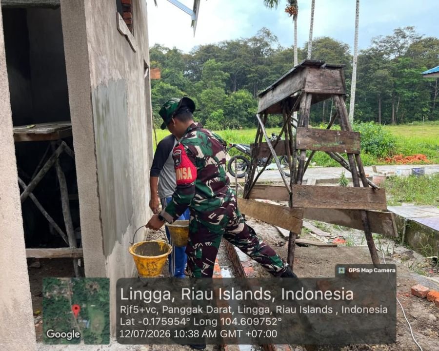Babinsa Koramil 05/Daik Bersama Warga Gotong Royong Renovasi Toilet Masjid di Panggak Darat
