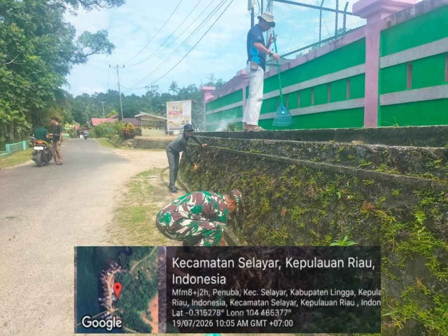 Babinsa Koramil 05/Daik Bersama Warga Gotong Royong Bersihkan Lapangan Voli dan Jalan Kampung