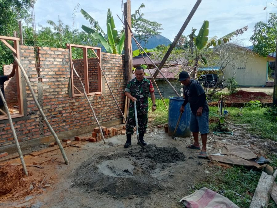 Babinsa Koramil 05/Daik Bersama Warga Gotong Royong Bangun Gudang Penyimpanan Hasil Olahan Sagu di D