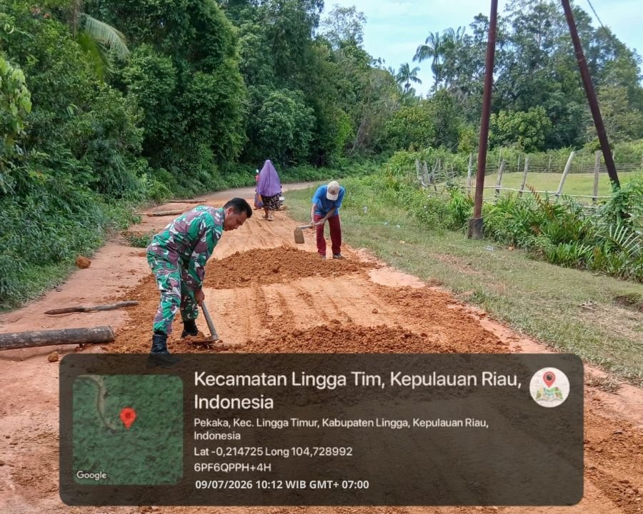Babinsa Koramil 05/Daik Bersama Warga Gotong Royong Timbun Jalan Berlubang di Desa Pekaka