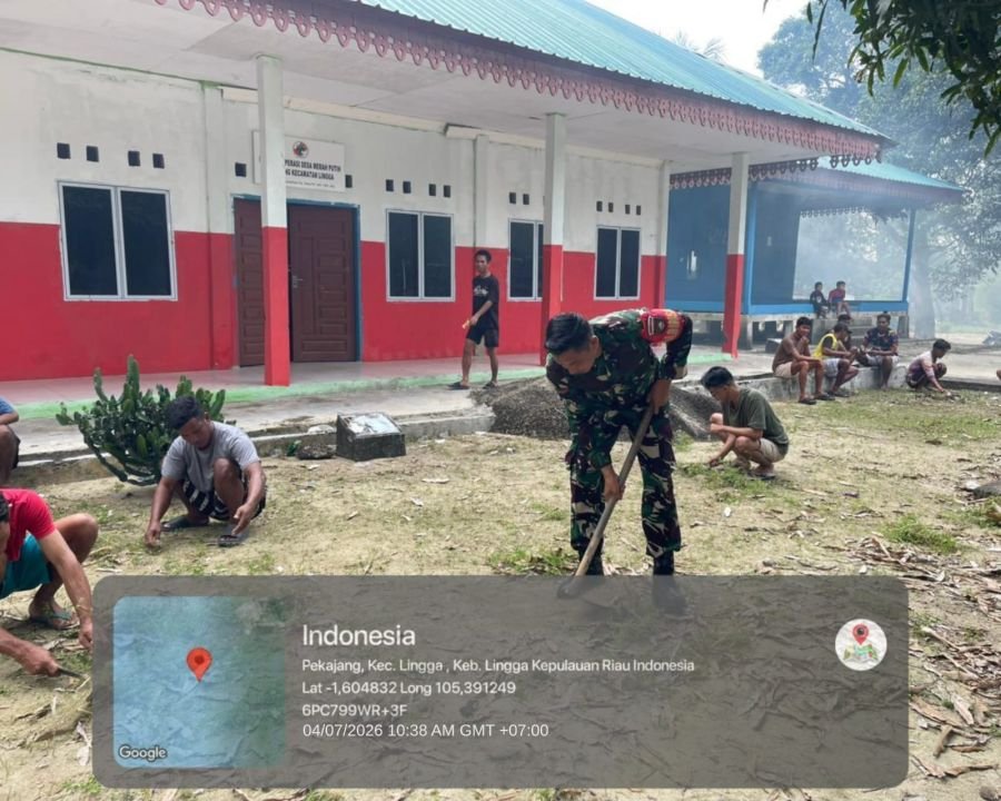 Babinsa Koramil 05/Daik Bersama Warga Gotong Royong Ciptakan Lingkungan Bersih dan Sehat di Desa Pek