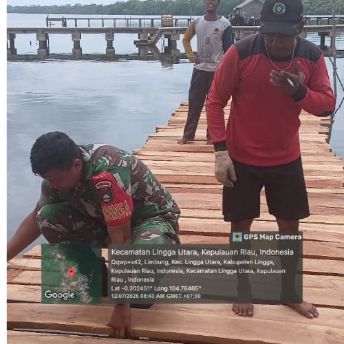 Babinsa Koramil 05/Daik Bersama Warga Limbung Gotong Royong Perbaiki Jalan Tambatan Perahu