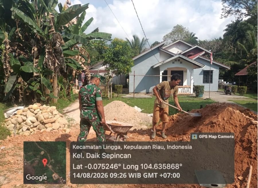 Babinsa Koramil 05/Daik Bersama Warga Timbun Jalan Tidak Rata, Cegah Risiko Kecelakaan