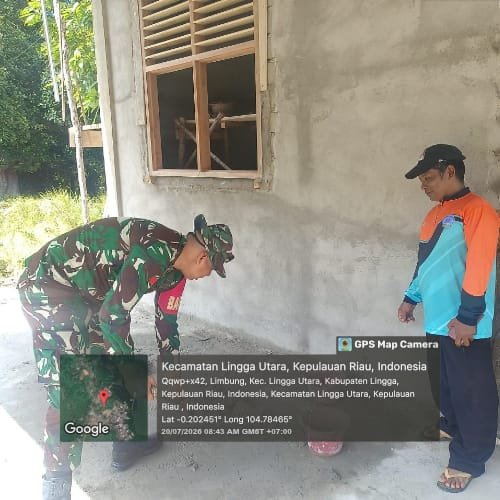 Babinsa Koramil 05/Daik Bersama Warga Gotong Royong Perbaiki Kantor BUMDes Desa Limbung