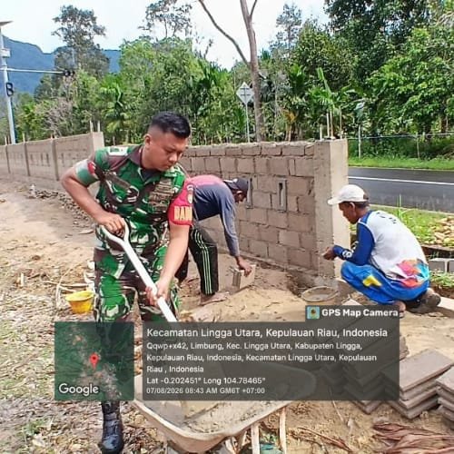 Babinsa Koramil 05/Daik Bersama Warga Gotong Royong Perbaiki Pagar TPU Desa Limbung