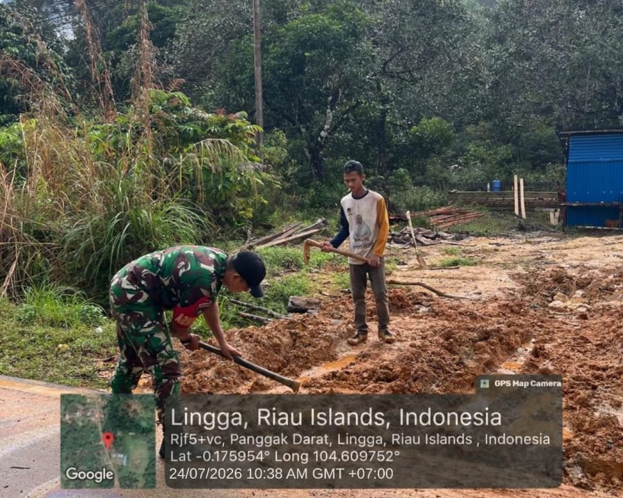 Babinsa Koramil 05/Daik Bersama Warga Gotong Royong Perbaiki Jembatan Akses Kebun dan Sawah di Pangg