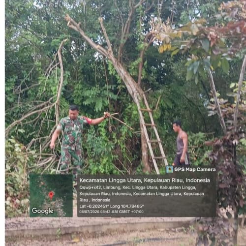 Babinsa Koramil 05/Daik Bersama Warga Gotong Royong Bersihkan Jalan Desa Limbung