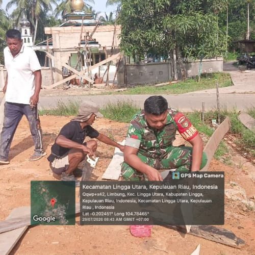 Babinsa Koramil 05/Daik Bersama Warga Gotong Royong Percantik Gerbang Masjid Al Ikhlas di Desa Limbu
