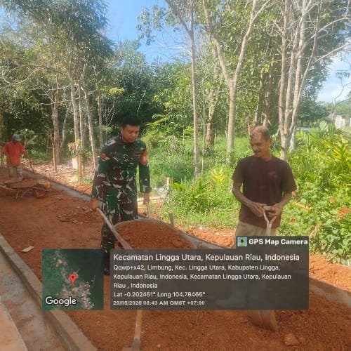 Babinsa Koramil 05/Daik Bersama Warga Gotong Royong Timbun Halaman Kantor Desa Limbung