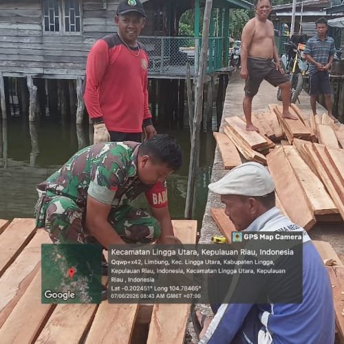 Babinsa Koramil 05/Daik Bersama Warga Desa Limbung Gotong Royong Perbaiki Tambatan Perahu Nelayan
