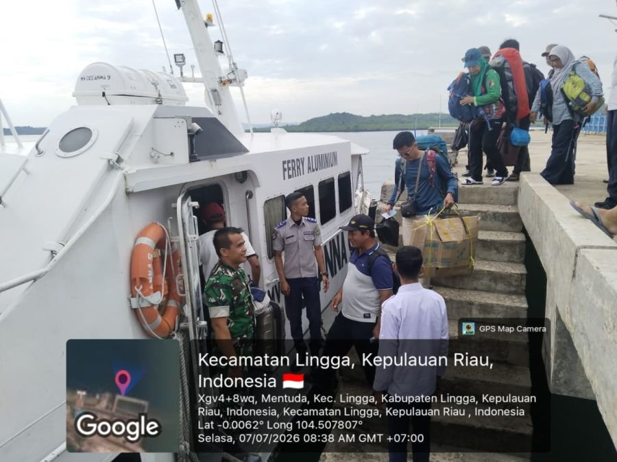 Babinsa Koramil 05/Daik Dampingi Dishub Cek Manifest Penumpang di Pelabuhan Sei Tenam