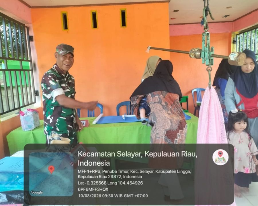 Babinsa Koramil 05/Daik Dampingi Nakes Periksa Balita dan Lansia di Posyandu PIR Penuba Lama