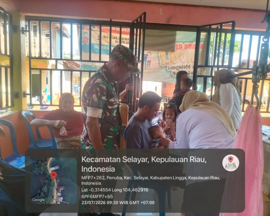 Babinsa Koramil 05/Daik Dampingi Tenaga Kesehatan Laksanakan Posyandu Balita di Penuba Timur