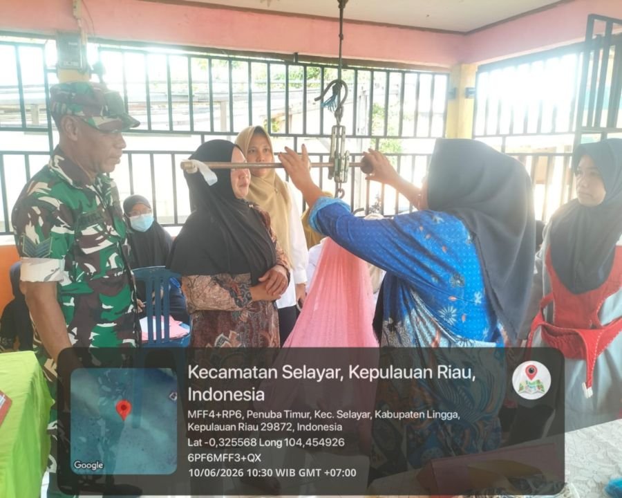 Babinsa Koramil 05/Daik Dampingi Tenaga Kesehatan Laksanakan Pemeriksaan Rutin Lansia dan Balita