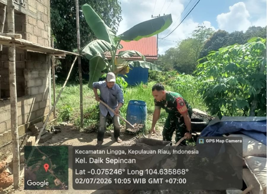 Babinsa Koramil 05/Daik Dampingi Warga Bangun Rumah Usaha di Kelurahan Daik