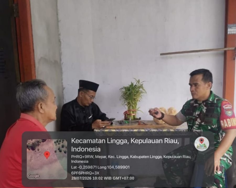 Babinsa Koramil 05/Daik dan Kepala Desa Mepar Matangkan Persiapan Lomba Rakyat Sambut HUT ke-81 RI