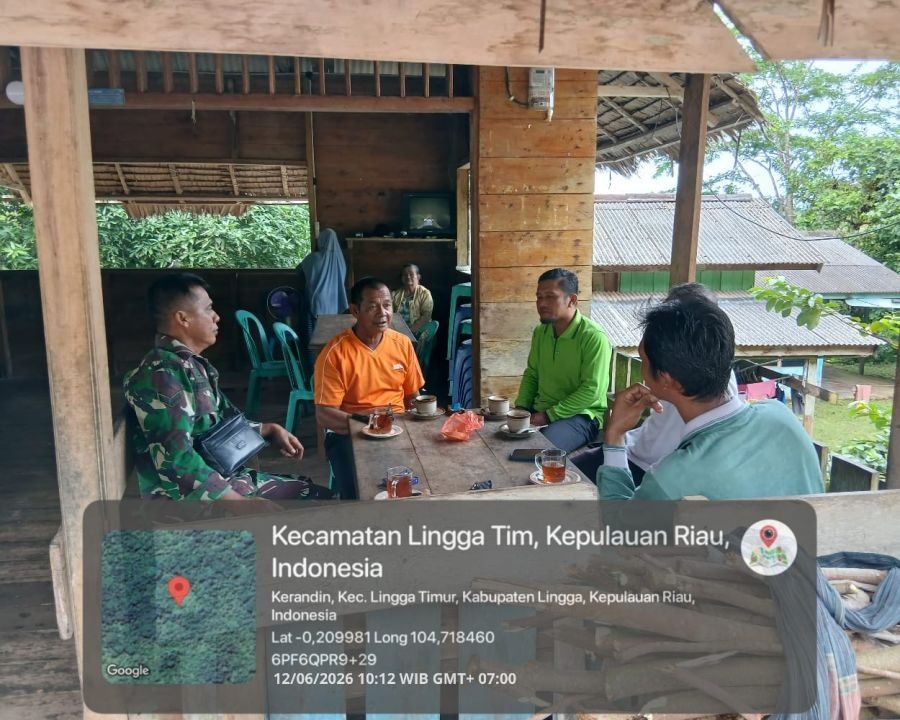 Babinsa Koramil 05/Daik Gelar Komsos, Imbau Warga Desa Kerandin Jaga Kesehatan dan Kebersihan Lingku