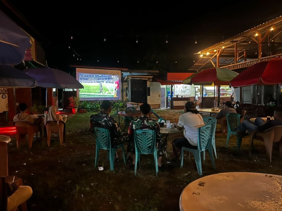 Babinsa Koramil 05/Daik Gelar Nobar Piala Dunia 2026 Bersama Warga, Situasi Tetap Aman dan Kondusif