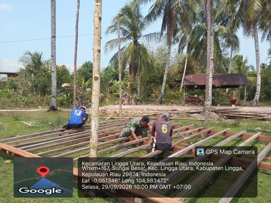 Babinsa Koramil 05/Daik Gotong Royong Bersama Warga Bangun Pondasi Pelamin di Desa Sungai Besar