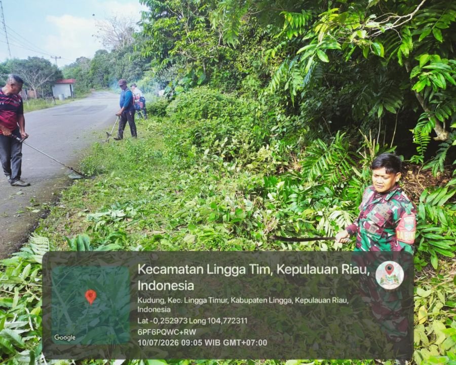 Babinsa Koramil 05/Daik Gotong Royong Bersama Warga Bersihkan Jalan Desa Kudung
