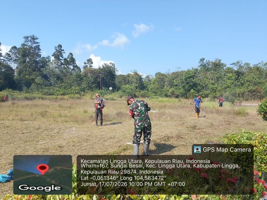 Babinsa Koramil 05/Daik Gotong Royong Bersihkan Halaman Kantor Desa Sungai Besar