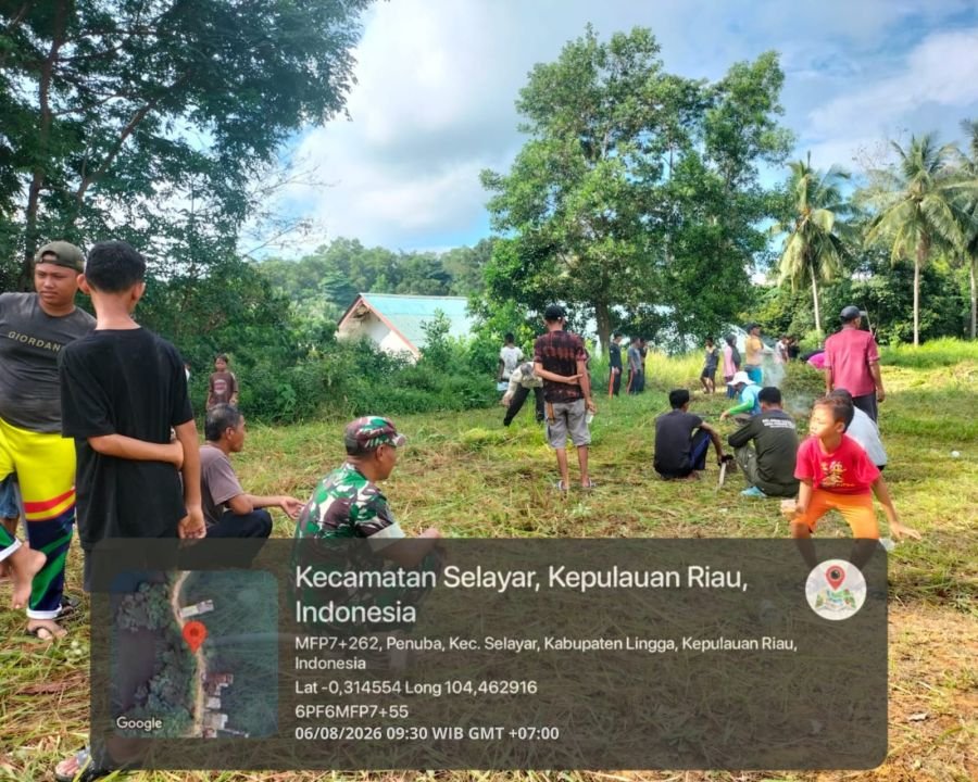 Babinsa Koramil 05/Daik Gotong Royong Bersama Warga Siapkan Lapangan untuk Semarak HUT Ke-81 RI di P