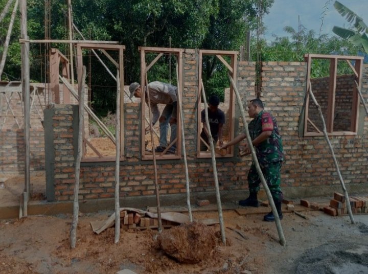 Babinsa Koramil 05/Daik Gotong Royong Bantu Warga Bangun Rumah di Kelurahan Daik
