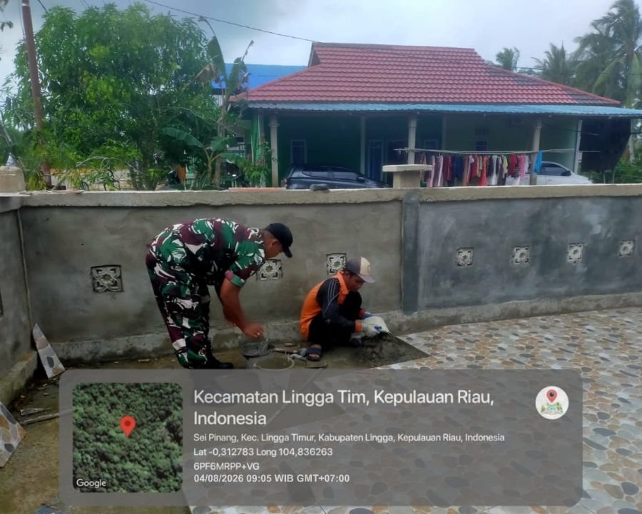 Babinsa Koramil 05/Daik Gotong Royong Bersama Warga Pasang Keramik Masjid di Sungai Pinang