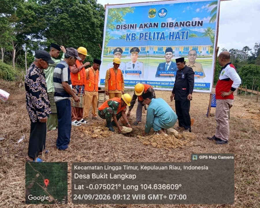 Babinsa Koramil 05/Daik Hadiri Peletakan Batu Pertama Tempat Bermain Anak KB Pelita Hati di Lingga T