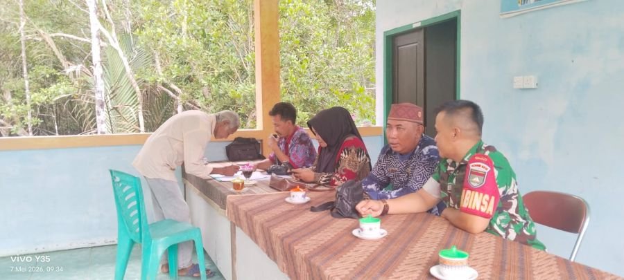 Babinsa Koramil 05/Daik Hadiri Penyaluran BLT Dana Desa di Kelumu, Pastikan Bantuan Tepat Sasaran