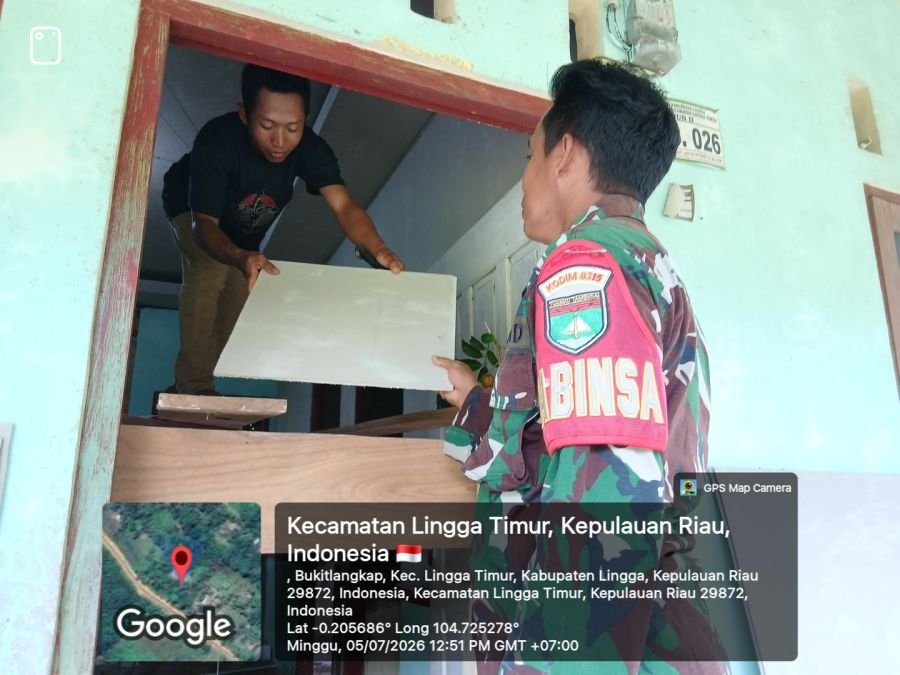 Babinsa Koramil 05/Daik Imbau Keselamatan Kerja Saat Sambangi Warga yang Merenovasi Rumah di Bukit L