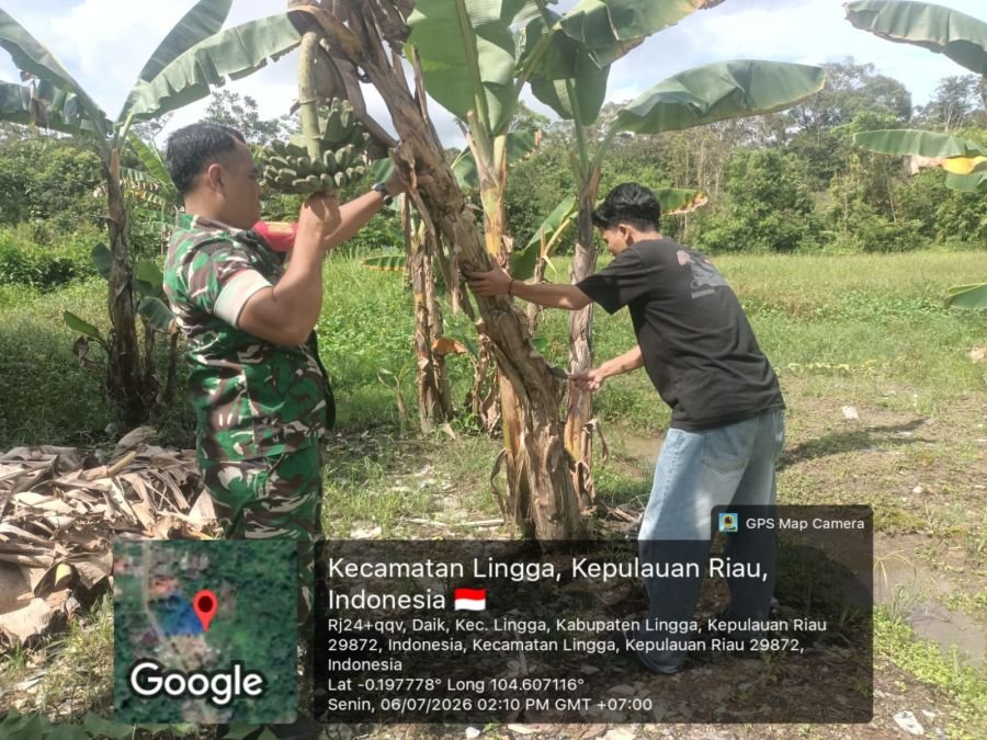 Babinsa Koramil 05/Daik Jalin Kedekatan dengan Warga Lewat Binter di Kebun Pisang Daik