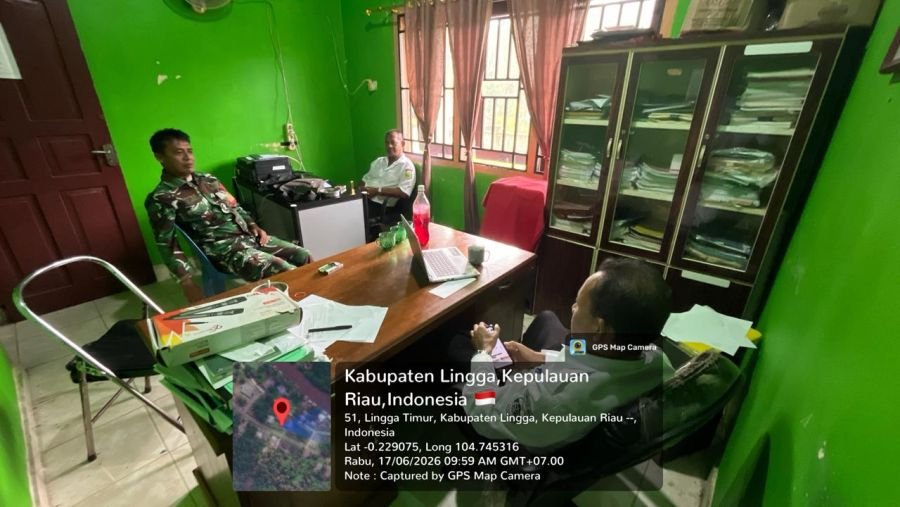 Babinsa Koramil 05/Daik Jalin Silaturahmi dengan Perangkat Desa, Ingatkan Warga Waspada Cuaca Ekstre