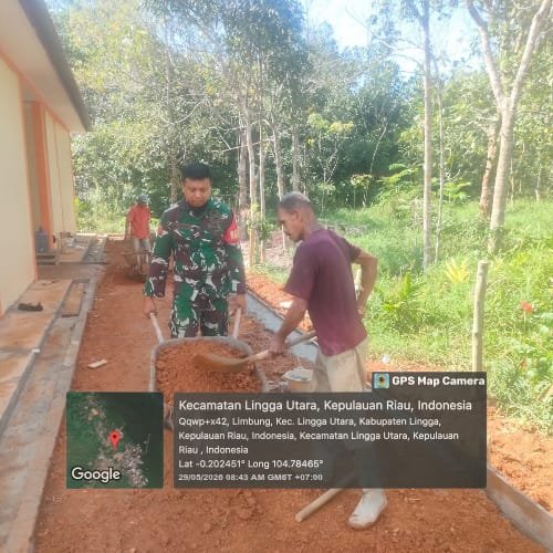 Babinsa Koramil 05/Daik Kodim 0315 Tanjungpinan bersama warga bergotong-royong menimbun halaman kant