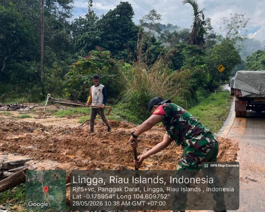 Babinsa Koramil 05/Daik Kodim 0315/Tanjungpinang bersama warga bergotong-royong memperbaiki jembatan