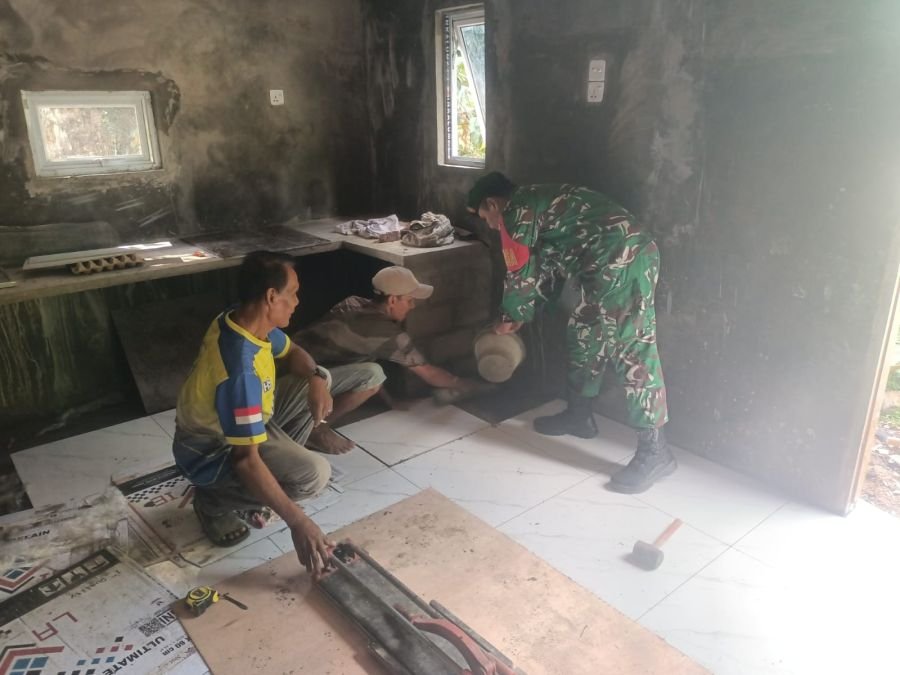 Babinsa Koramil 05/Daik Laksanakan Kegiatan Binter, Sambangi Warga yang Renovasi Rumah di Kelurahan