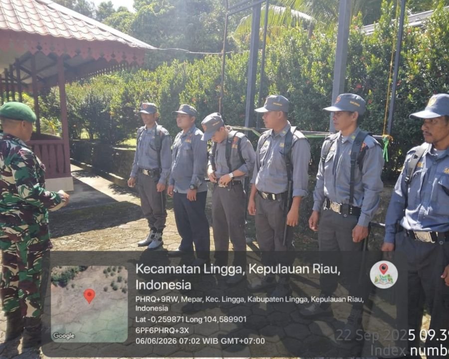 Babinsa Koramil 05/Daik Latih PBB Dasar Anggota Linmas Desa Mepar untuk Tingkatkan Kedisiplinan.