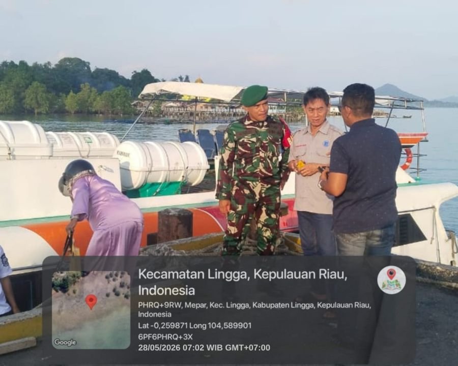 Babinsa Koramil 05/Daik monitoring arus penumpang feri di Pelabuhan Tanjung Buton jelang libur panja
