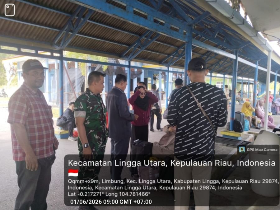 Babinsa Koramil 05/Daik Monitoring Arus Penumpang Feri Pasca Libur Panjang Iduladha di Pelabuhan Sei