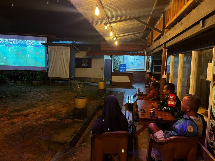 Babinsa Koramil 05/Daik Nobar Piala Dunia Bersama Warga, Sekaligus Pantau Kondusivitas Wilayah