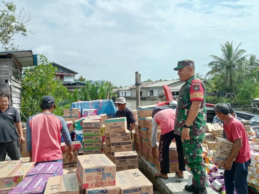 Babinsa Koramil 05/Daik Pantau Kedatangan Kapal Pembawa Sembako di Pelabuhan Daik
